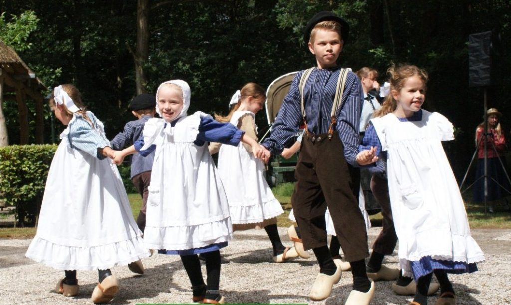 Kinderen dansen op klompen
