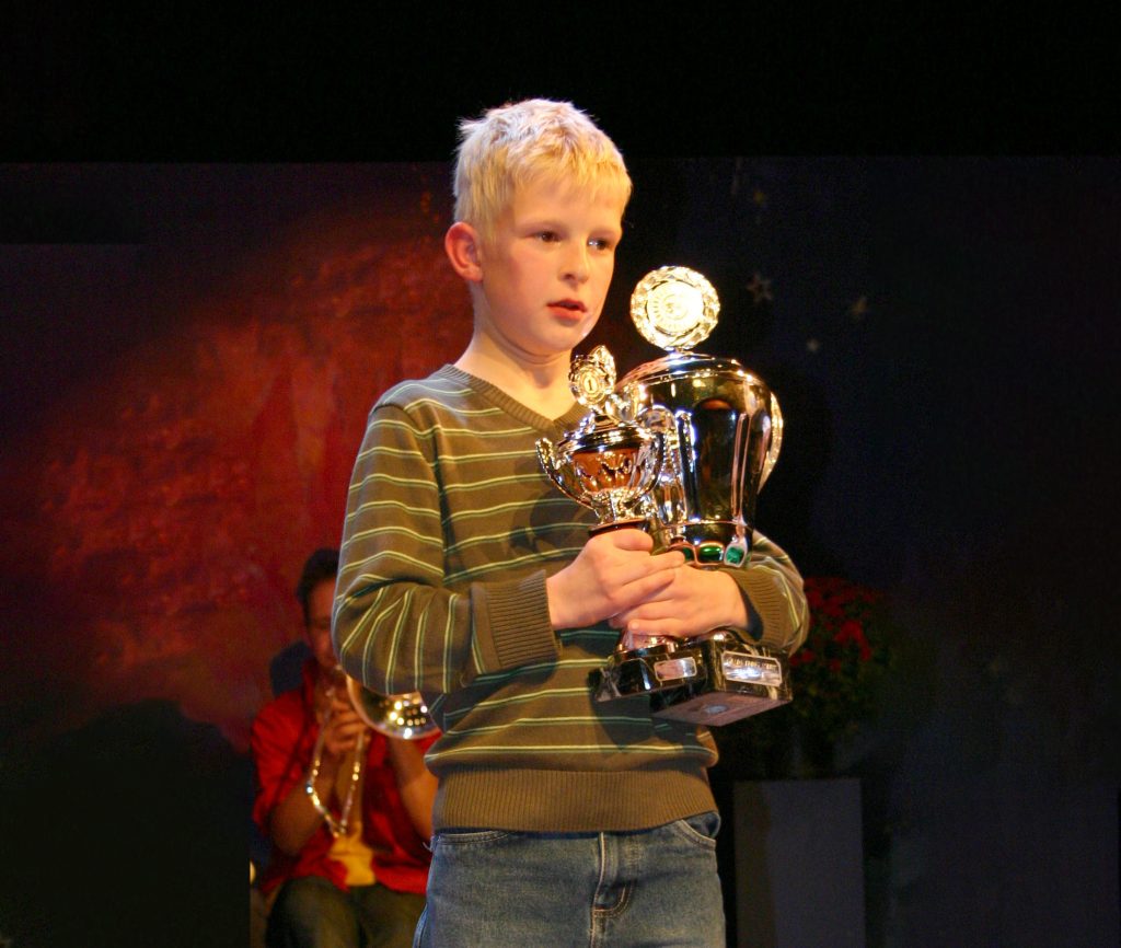 Jongen met prijzen voor taal